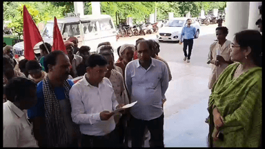 गुना नगर: ग्राम मुदौल में आदिवासियों के साथ हुई घटना को लेकर भाकपा कार्यकर्ताओं ने कलेक्ट्रेट में कलेक्टर को सौंपा ज्ञापन