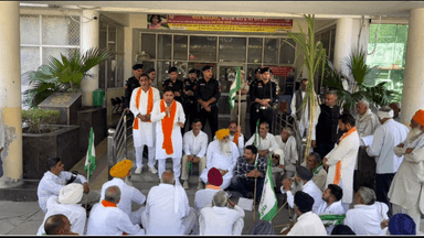 कैथल: गन्ने का भाव बढ़ाने व पिराई सत्र शुरू करवाने की मांग को लेकर किसानों ने लघु सचिवालय में डीसी को सौंपा ज्ञापन