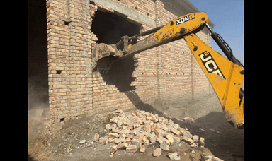 कैथल: खुशहाल माजरा व सदरहेड़ी में अवैध रूप से बनी राइस मिलों को बुलडोजर चलाकर गिराया गया