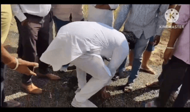 कैथल: गांव क्योड़क से बेगपुर सड़क निर्माण कार्य में घटिया सामग्री लगाने पर ग्रामीण भड़के, ठेकेदार पर आरोप लगाए