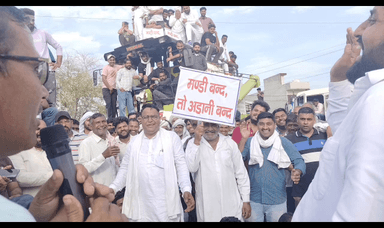 कैथल: ढांड अनाजमंडी में बारदाने की मांग को लेकर किसानों ने बुधवार को पंचमुखी चौक पर जाम लगाया