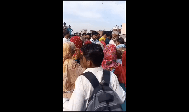 ढांड: गांव खनौदा में ग्रामीणों ने मंगलवार को सरकारी स्कूल के गेट पर ताला जड़ दिया