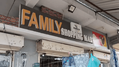 फेमिली शॉपिंग मार्ट में अब 50% तक की छूट का महा धमाका 
बरसात के लिए रेनकोट और सभी प्रकार के छाते व छतरियां उपलब्ध 
 मोबाइल: 98278 56510