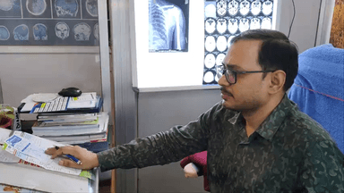 डॉ अमित कुमार सर बाइक एक्सीडेंट पेशेंट को देखते हुए🏥👨‍⚕️