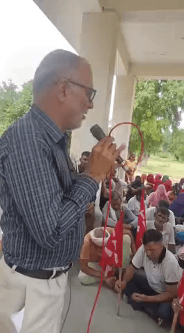 भिवानी में भवन निर्माण मज़दूरों को सम्बोधित करते हुए सीपीआईएम जिला सचिव कामरेड ओम प्रकाश।
#Comradeomprakash #Bhiwani #CPIM