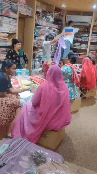 श्री विनायक सूट एंड साड़ी भरतिया हॉस्पिटल के पास BSNL ऑफिस के सामने चूरू #suit #saree #lehenga #bedsheet #towel