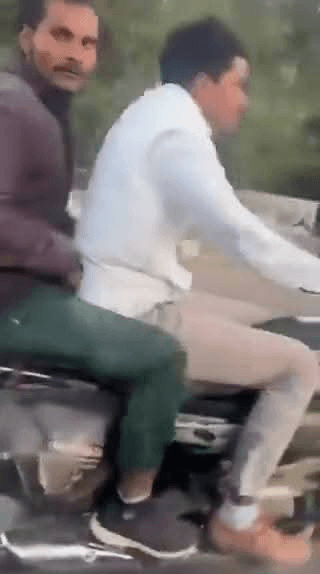 लखनऊ के बेखौफ चेन लुटेरे: महिला से छीनी सोने की चेन, कार वालों ने किया पीछा... फिर भी फरार!
 ठाकुरगंज की सड़कों पर खुलेआम लूट का खतरनाक खेल
 जब पुलिस गायब हो तो जनता खुद बन जाती है शेर
 बस एक हल्की-सी टक्कर की कमी रह गई...
 अब तो CCTV भी शर्मसार हो गए इन लुटेरों को देखकर!