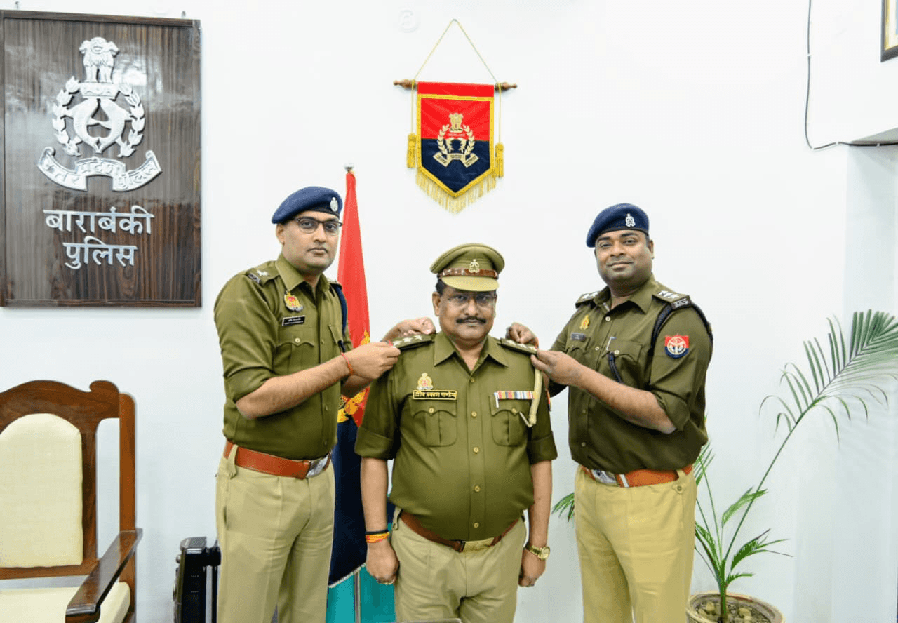*जनपद बाराबंकी* *दिनांक- 01.12.2025*              पुलिस अधीक्षक बाराबंकी श्री अर्पित विजयवर्गीय द्वारा पुलिस अधीक्षक कार्यालय में नियुक्त उपनिरीक्षक (लिपिक) श्री शिव प्रकाश पाण्डेय को निरीक्षक लिपिक के पद पर पदोन्नति होने पर स्टार लगाकर शुभकामनाएं दी गई। इस अवसर पर क्षेत्राधिकारी सदर श्री सौरभ श्रीवास्तव मौजूद रहे।