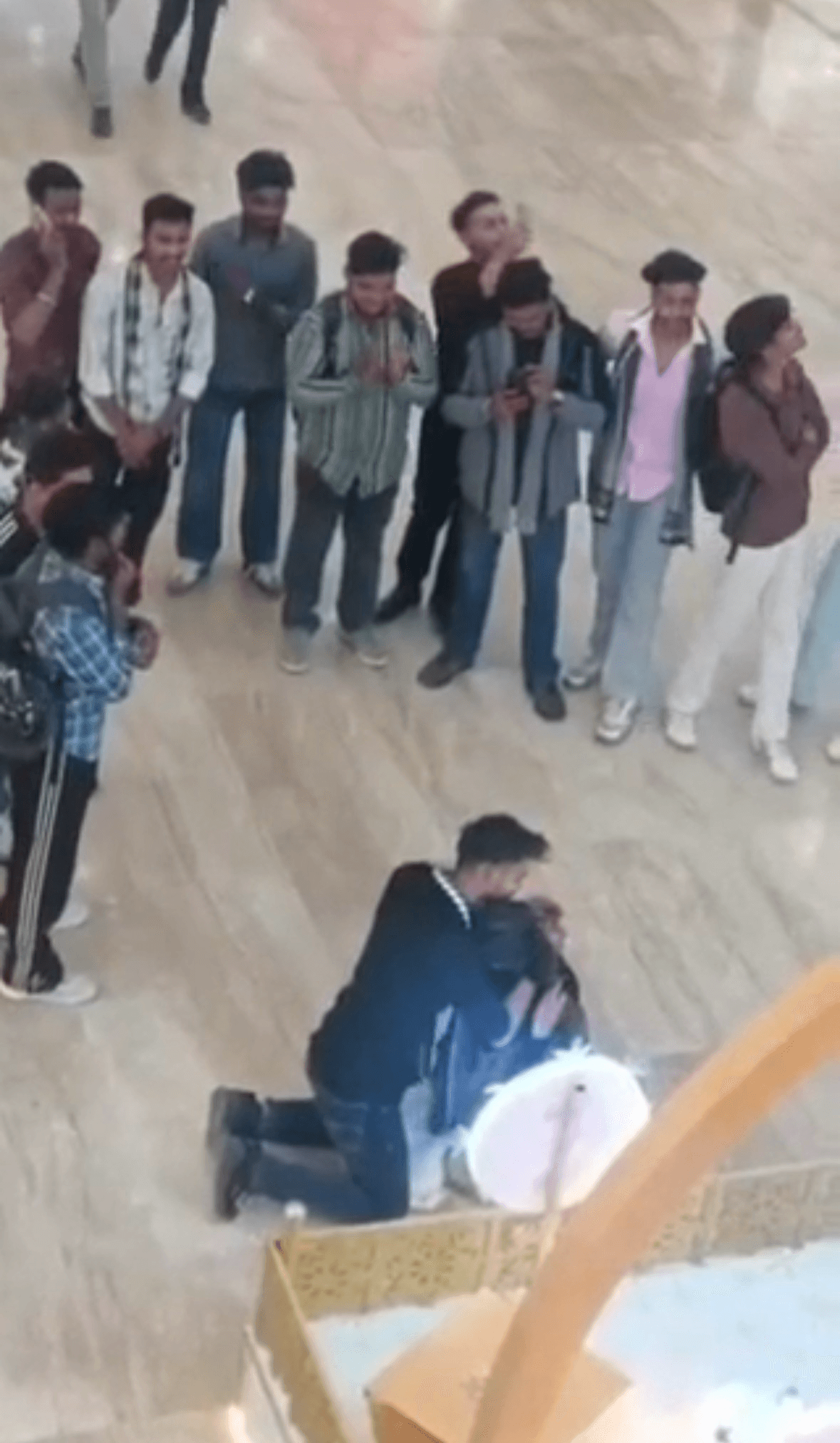 गाजियाबाद के राजनगर स्थित गौर सेंट्रल मॉल में एक लड़के ने लड़की को प्रपोज किया। लड़के ने लड़की की माँग में सिंदूर भर दिया। वीडियो सोशल मीडिया पर वायरल हो गया है। लोग इस अनोखे प्रपोजल की तारीफ कर रहे हैं। ये वीडियो देश के युवाओं के बीच चर्चा का विषय बना हुआ है।