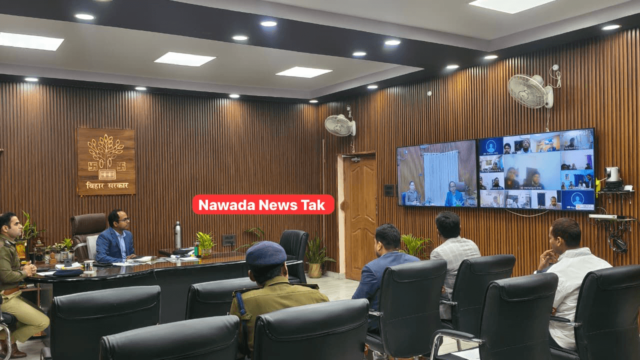 सरस्वती पूजा–2026 के अवसर पर विधि एवं शांति व्यवस्था संधारण को लेकर समीक्षा बैठक आयोजित  दिनांक 20 जनवरी 2026 को जिला पदाधिकारी, नवादा श्री रवि प्रकाश एवं पुलिस अधीक्षक श्री अभिनव धीमान की संयुक्त अध्यक्षता में सरस्वती पूजा–2026 के अवसर पर जिले में विधि व्यवस्था एवं शांति व्यवस्था संधारण को लेकर संबंधित पदाधिकारियों के साथ वीडियो कॉन्फ्रेंसिंग के माध्यम से समीक्षा बैठक आयोजित की गई।  बैठक में जानकारी दी गई कि इस वर्ष सरस्वती पूजा का आयोजन दिनांक 23 जनवरी 2026 को किया जाएगा। इस अवसर पर संभावित भीड़ नियंत्रण, पूजा पंडालों की व्यवस्था, जुलूस एवं मूर्ति विसर्जन मार्ग, यातायात प्रबंधन, विद्युत एवं अग्नि सुरक्षा, ध्वनि विस्तारक यंत्रों के उपयोग, असामाजिक तत्वों पर नियंत्रण तथा आपातकालीन परिस्थितियों से निपटने की तैयारियों की विस्तृत समीक्षा की गई।  जिला पदाधिकारी द्वारा सभी थानाध्यक्षों को स्पष्ट निर्देश दिया गया कि शत-प्रतिशत पूजा पंडालों का लाइसेंस निर्गत कराना सुनिश्चित किया जाए। सभी पूजा पंडालों का पूर्व निरीक्षण अनिवार्य रूप से कराया जाए तथा अग्नि एवं विद्युत सुरक्षा मानकों का कड़ाई से अनुपालन सुनिश्चित किया जाए। बिना लाइसेंस किसी भी प्रकार के जुलूस की अनुमति नहीं दी जाएगी।  उन्होंने निर्देश दिया कि शांति समिति एवं पूजा समितियों के साथ ✍️सोनू सिंह (Sonu Singh Journalist)