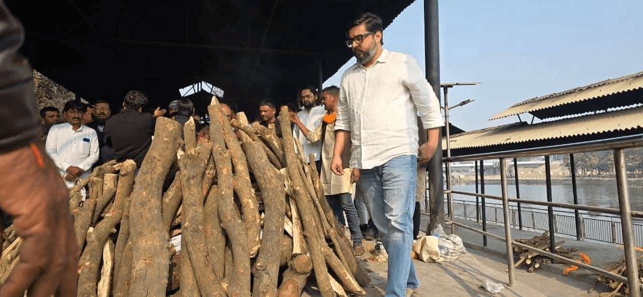 बाराबंकी सांसद तनुज पुनिया जी के बड़े भाई एवं पूर्व सांसद पी.एल.पुनिया जी के ज्येष्ठ पुत्र स्व० हिमांशु पुनिया (गोलू) जी दाह संस्कार में भैंसाकुण्ड लखनऊ श्रद्धासुमन अर्पित 🙏🙏  ईश्वर से प्रार्थना है कि दिवंगत पुण्यात्मा को अपने श्रीचरणों में स्थान प्रदान करें।   विनम्र श्रद्धांजलि