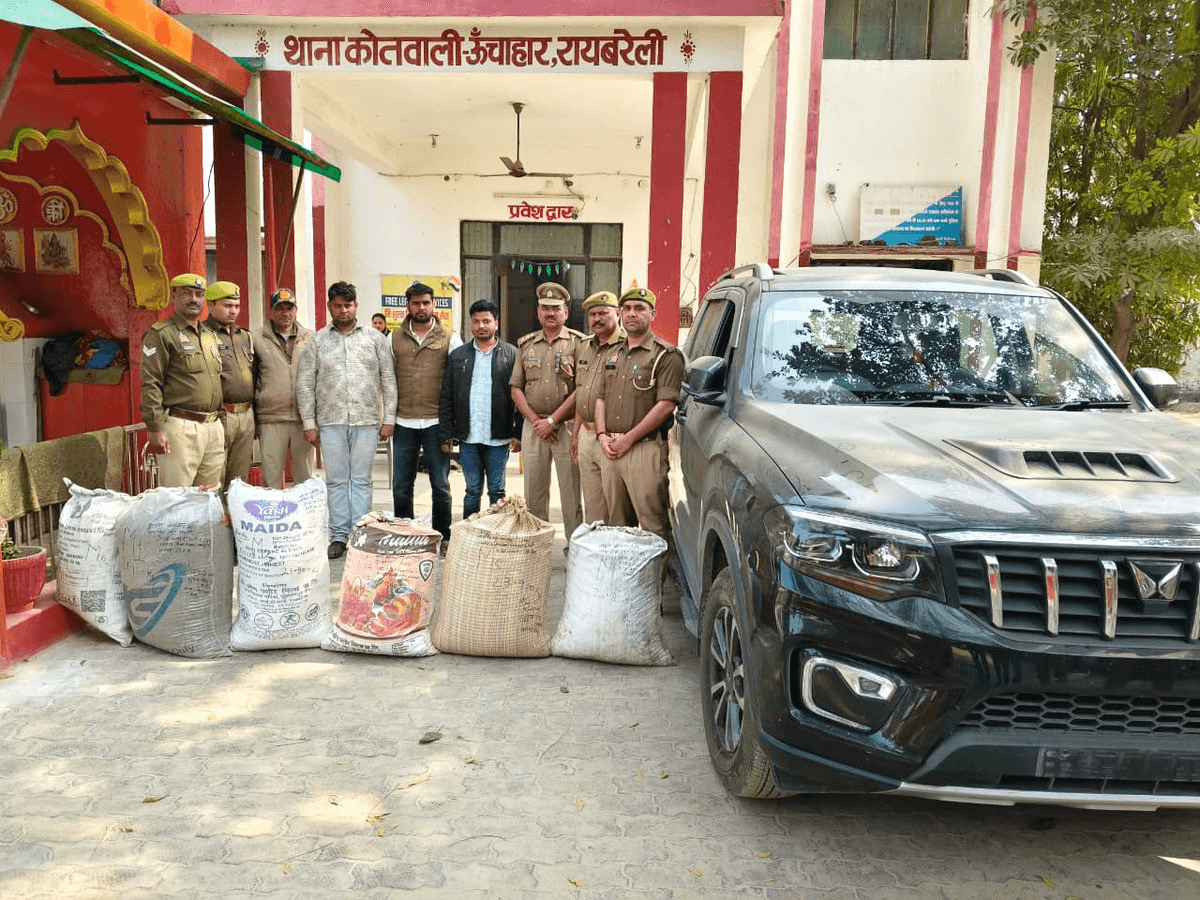 बाराबंकी पुलिस की ए एन टी एफ टीम ने ऊँचाहार, रायबरेली से तीन शातिर तस्करों को गिरफ्तार किया है। इनके पास से 54 लाख रुपए कीमत का 108 किलो गांजा, स्कॉर्पियो कार और नकदी बरामद हुई है। गिरफ्तार तस्करों की पहचान सर्वेश जायसवाल, प्रिंस यादव और अंकित के रूप में हुई है। ये लोग इलाहाबाद से थोक में गांजा खरीदते थे। प्रभारी निरीक्षक ए एन टी एफ ऐनुद्दीन और उनकी टीम ने यह कार्रवाई की है और अन्य सहयोगियों की जानकारी जुटा रही है.