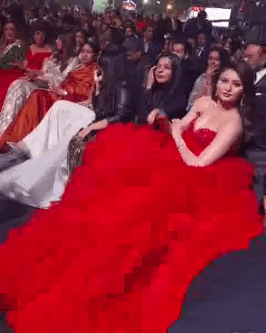 730 घंटे में बने गाउन के कारण फिल्मफेयर अवॉर्ड्स में 4 कुर्सियों पर बैठीं उर्वशी रौतेला #बॉलीवुड #फिल्मफेयर