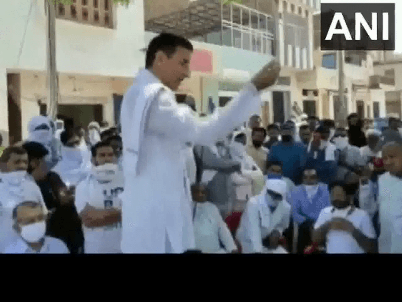 लॉकडाउन के बीच जींद की अनाज मंडी में किसानों को संबोधित करते दिखे कांग्रेस नेता रणदीप सिंह सुरजेवाला #लॉकडाउन #सुरजेवाला