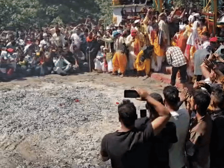 रुद्रप्रयाग: रुद्रप्रयाग में जाख देवता के पश्वा ने अंगारों पर किया तीन बार नृत्य, देखिए VIDEO