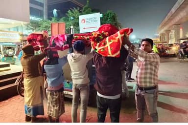 ভাঙড় ২: ভাঙ্গড়ের দুঃস্থ অসহায় ব্যক্তিদের মধ্যে শীতের কম্বল বিতরণ করলেন ভাঙ্গড়ের সেই বিতর্কিত তৃণমূল নেতা রফিকুল ইসলাম