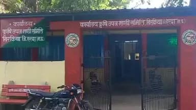 खिरकिया: खिरकिया मंडी में व्यापारियों का ट्रॉली सेट पर कब्जा, किसानों को परेशानी, प्रशासन की कार्रवाई नहीं