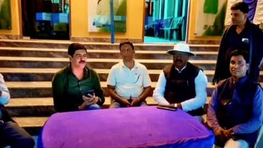 ক্যানিং ২: জীবনতলার বিধায়ক কার্যালয়ের সামনে বিধায়ক শওকত মোল্লার সহ স্থানীয় নেতৃত্ব দের আলোচনা