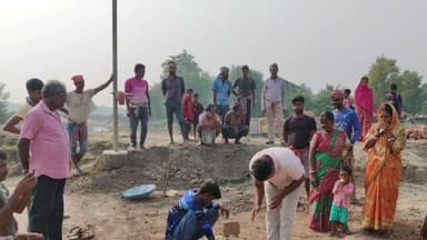 গোসাবা: কুমিরমারী GPর পাথরখালী পাড়ায় ১৮১ ফুট ডাবল সোলিং ইঁটের রাস্তার কাজের সূচনা করলেন গ্রাম পঞ্চায়েত সদস্য