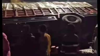 পুরুলিয়া ১: নিয়ন্ত্রণ হারিয়ে একটি দেয়ালে ধাক্কা মারে একটি ট্রাক ঘটনাটি গোসালা মোড়ের