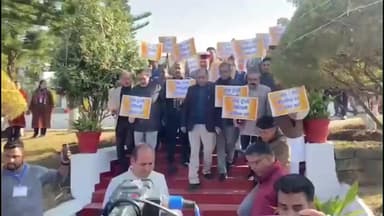 धर्मशाला: शीतकालीन सत्र के पांचवें दिन विपक्ष का हल्ला बोल, जयराम ठाकुर के नेतृत्व में BJP ने जॉब ट्रेनिंग पॉलिसी के खिलाफ किया प्रदर्शन