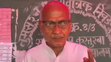 तुमसर: शहरातील कस्तुरबा शाळेत माजी खासदार मधुकर कुकडे यांनी बजावला मतदानाचा अधिकार, नागरिकांना केले मतदानाचे आवाहन