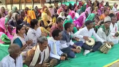 डूंगरपुर: मनरेगा कामों की स्वीकृतियां न होने और फसल खराबे का मुआवजा न मिलने को लेकर कांग्रेस का कलेक्ट्रेट में धरना जारी