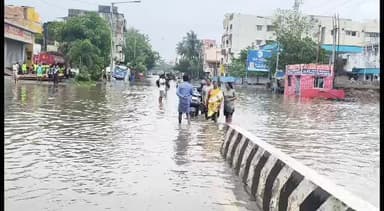 பெரம்பூர்: சென்னை வியாசர்பாடி முல்லை நகர் மேம்பாலத்துக்கு கீழே மழைநீர் தேங்கியுள்ளது இதனை துணை முதல்வர் உதயநிதி ஸ்டாலின் பார்வையிட்டார்