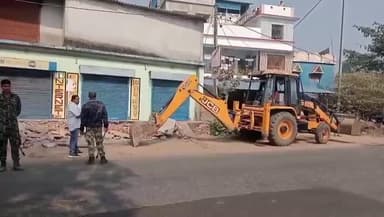 କଣ୍ଟାମାଳ: ସାହାଜପାଲ ନିକଟରେ ଜାତୀୟ ରାଜପଥ ପାର୍ଶ୍ୱରୁ ଜବର ଦଖଲ ଉଚ୍ଛେଦ କଲା ପ୍ରଶାସନ