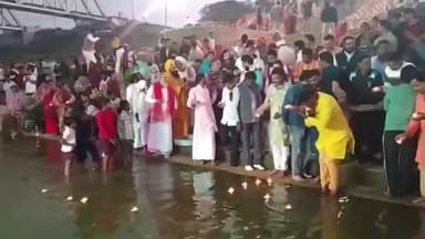 कालपी: कालपी के पीला घाट पर सुंदरकांड और दीपदान, यमुना की पवित्रता बनाए रखने का लिया गया संकल्प, सैकड़ों श्रद्धालु हुए शामिल