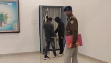 गुमला: ₹460000 के ब्राउन शुगर के साथ महिला समेत चार गिरफ्तार, अर्टिगा कार में शादी का पंपलेट लगाकर आ रहे थे