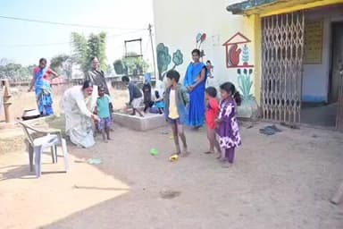 सामरी कुसमी: विधायक उद्देशवरी पैकरा ने आंगनबाड़ी पहुंचकर बच्चों के साथ खेली कंचा, बनाया भोजन भी