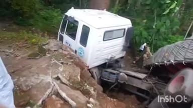 പുനലൂർ: ഇടമണിൽ കെഎസ്ആർടിസി ബസ്സിൽ ഇടിച്ച് ലോറി മറിഞ്ഞു