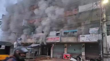 నర్సీపట్నంలో అగ్నిప్రమాదం, మంటలు అర్పిన ఫైర్ సిబ్బంది