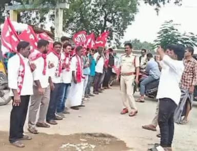 కదిరి పట్టణంలో రహదారులుపై గుంతలు పూడ్చాలని ఏఐటీయూసీ ఆందోళన