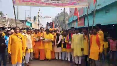 मनिहारी: नवाबगंज में राधा कृष्ण महायज्ञ के लिए 1001 महिलाओं और कन्याओं ने निकाली कलश शोभा यात्रा