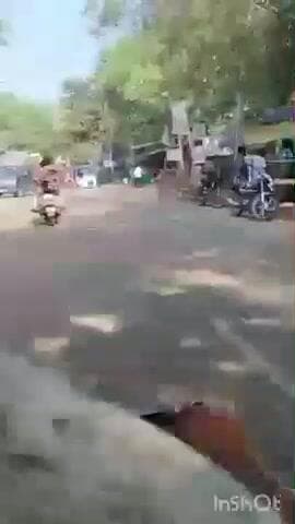 ଟିଟିଲାଗଡ: ଡିଏଭି ସ୍ୱୟଂ ଶାସିତ ମହାବିଦ୍ୟାଳୟ ସମ୍ମୁଖରେ ଛିଡ଼ା ରହୁଛି ବଡ ବଡ ଟ୍ରକ,ଲମ୍ବାଲାଇନ ପାଇଁ ଯାଉଥିବା ଲୋକେ ଓ ଛାତ୍ରଛାତ୍ରୀଙ୍କୁ ଅସୁବିଧା