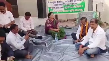 ବାଲିକୁଦା: ଦ୍ୱିତୀୟ ଦିନରେ ଜୋର ଧରିଛି ବାଲିକୁଦା ବ୍ଳକ କାର୍ଯ୍ୟଳୟ ସମ୍ମୁଖରେ ମାଛଗାଁ ସମିତି ସଭ୍ୟ ଙ୍କ ଧାରଣା