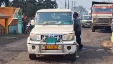 জামুরিয়া: জামুরিয়ায় রাস্তা সংস্কারের দাবিতে তিন গ্রামের বাসিন্দাদের অবরোধ