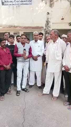 रतनगढ़: बिजली की समस्या से परेशान गांव दाऊदसर के किसानों ने रतनगढ SDM ऑफिस में दिया ज्ञापन