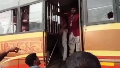 বারাবনী: স্কুল বাসের সঙ্গে চারচাকা গাড়ির ধাক্কা,চারচাকা গাড়ির মালিক স্কুল বাসে পাথর মারে,আহত স্কুল পড়ুয়া ব্যাপক উত্তেজনা আসানসোলে