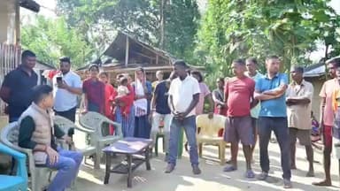 ডুমডুমা: চামডাং চাহ বাগিচাত বনৰীয়া হাতীৰ আক্ৰমণত মৃত্যু হোৱা ব্যক্তিৰ বাসগৃহত উপস্থিত মন্ত্ৰী ৰূপেশ গোৱালাই