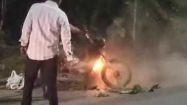 बुरहानपुर नगर: बिटिया मार्ग पर चलती बाइक में लगी आग, चालक ने कूदकर बचाई जान