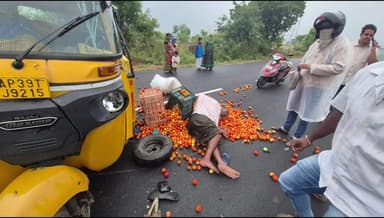 నారమాకుల మిట్ట వద్ద టమోటాలు తరలిస్తున్న ఆటో బోల్తా ఇద్దరికి తీవ్ర గాయాలు