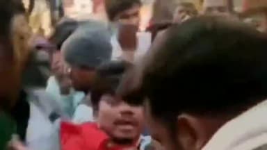 कटरा: पहसौल बाजार में बाइक चुराते हुए ग्रामीणों ने एक चोर को पकड़ा, धुनाई के बाद पुलिस को सौंपा