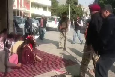 ਮਲੋਟ: ਮਲੋਟ ਵਿਖੇ ਐਨ ਐਚ ਐਮ ਕਰਮਚਾਰੀਆਂ ਦੀ ਪੈਨ ਡਾਊਨ ਹੜਤਾਲ ਜਾਰੀ, ਧਰਨੇ ਵਾਲੀ ਥਾਂ ਤੇ ਪਹੁੰਚੇ ਕੈਬਨਿਟ ਮੰਤਰੀ ਡਾ. ਬਲਜੀਤ ਕੌਰ,ਕਰਮਚਾਰੀ ਹੜਤਾਲ ਤੇ