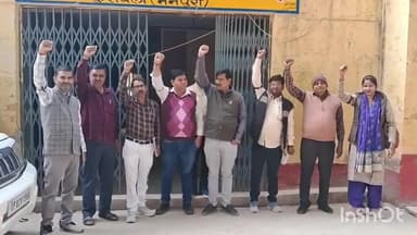 कुरावली: कुरावली तहसील में ग्राम विकास अधिकारियों ने ऑनलाइन हाजिरी के खिलाफ किया विरोध प्रदर्शन