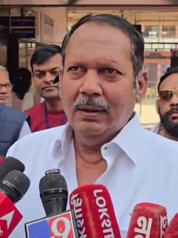 सातारा: आझाद कॉलेज येथील मतदान केंद्राबाहेर पत्रकारांशी सवांद साधताना खासदार श्री.छ.उदयनराजे भोसले