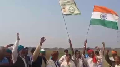 फूलपुुर: ग्रामीणों का फूटा गुस्सा, वरुणा नदी पर पुल निर्माण के लिए धरने पर बैठी किसान यूनियन