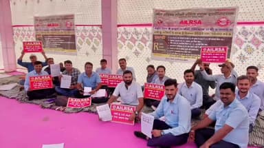 ગાંધીધામ: લોકો પાઇલટોની રેલવે સ્ટેશન ક્રુ લોબી ખાતે 48 કલાકની ભૂખ હડતાળ શરૂ